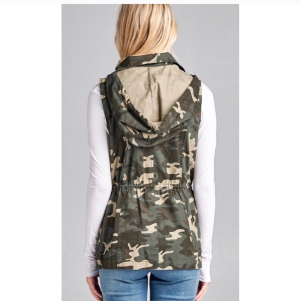Camouflage Hooded Utility Vest - Picture 3 of 6